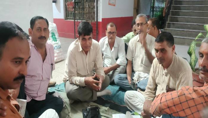 अयोध्या: डीआईओएस के आश्वासन के बाद शिक्षकों ने खत्म किया अनशन