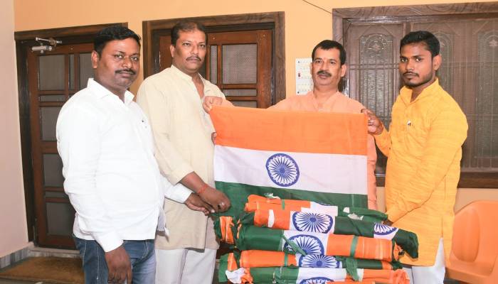 अयोध्या: आजादी का अमृत महोत्सव मनाने के लिये महापौर ने नगर भाजपा को दिये पांच हजार राष्ट्रध्वज
