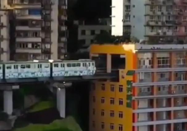Viral Video: यहां रिहायशी बिल्डिंग के अंदर से गुजरती है ट्रेन, वीडियो देख आप भी रह जाएंगे हैरान