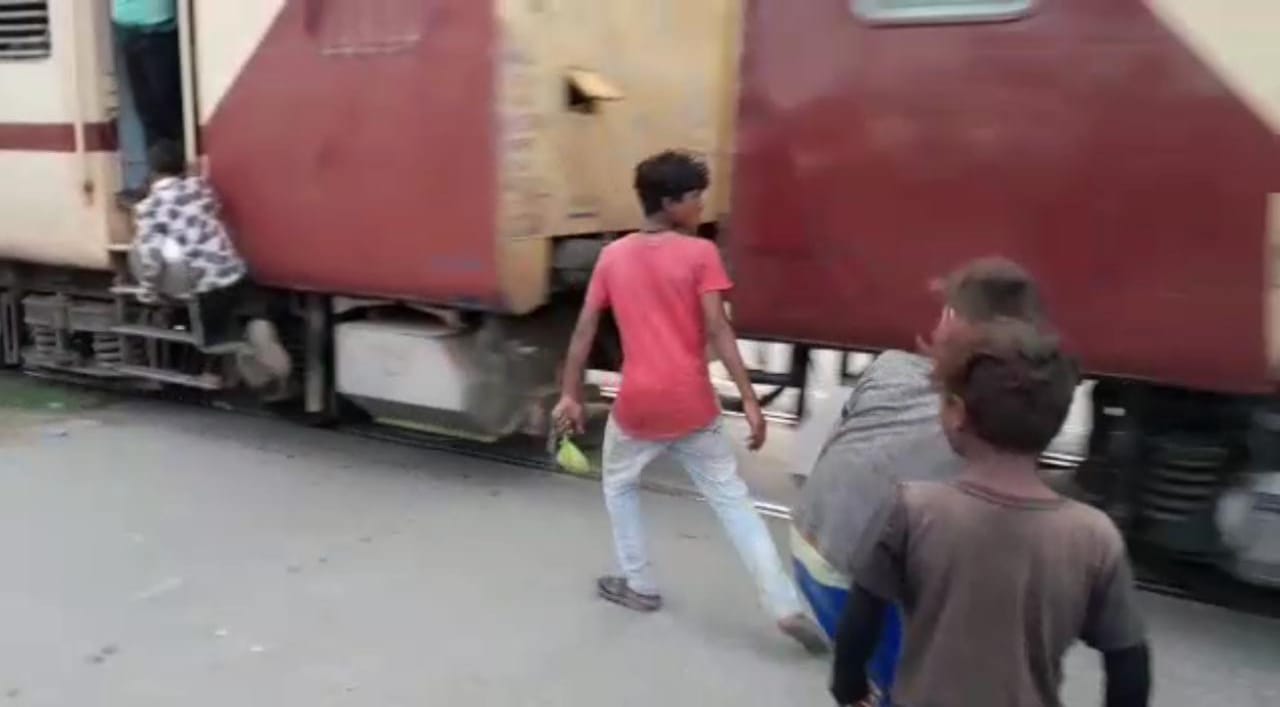 बरेली: बेखबर अधिकारी…जान जोखिम में डालकर ट्रेन में चढ़ रहे नाबालिग अवैध वेंडर