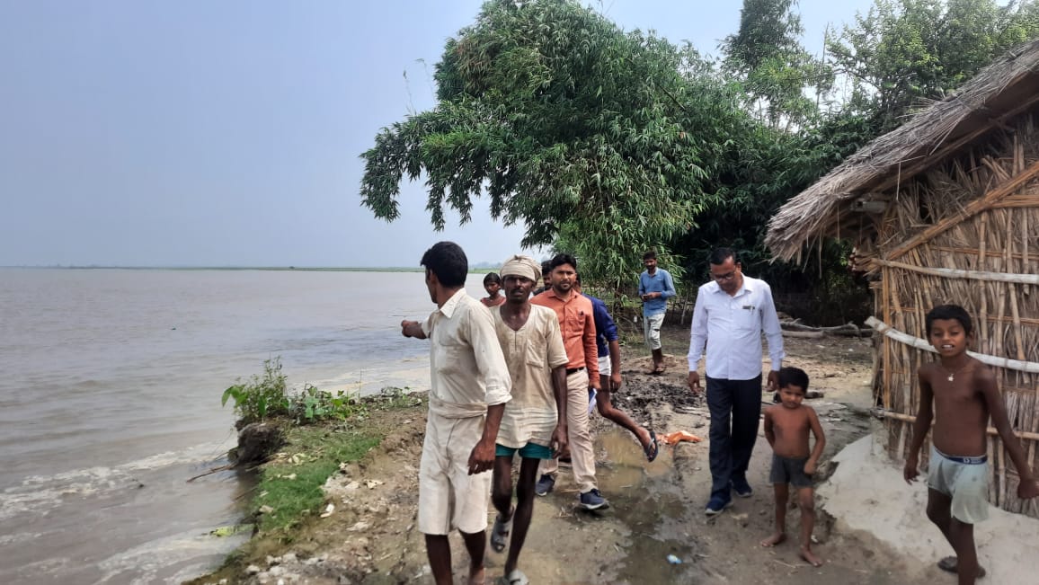 लखीमपुर-खीरी: घाघरा नदी ने कैराती पुरवा में शुरू किया कटान, 18 घर नदी में समाए