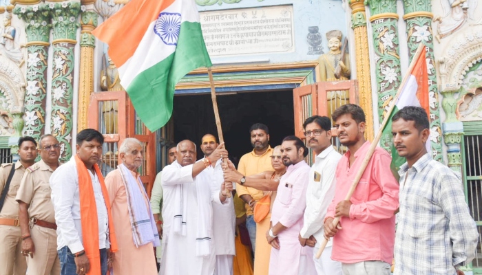 अयोध्या में आजादी की 75वीं वर्षगांठ मनाने की तैयारियां जोरों पर, मंदिर-मंदिर पहुंचे सांसद