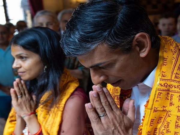 श्रीकृष्ण की पूजा करते हुए ऋषि सुनक ने पत्नी संग शेयर की तस्वीर, सोशल मीडिया पर हो रही जमकर तारीफ
