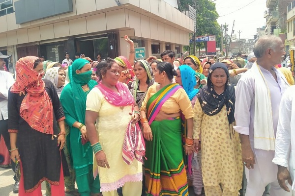 बिजनौर : पैथोलॉजी लैब और ब्लड बैंक पर महिलाओं ने किया हंगामा, भ्रष्टाचार का लगाया आरोप