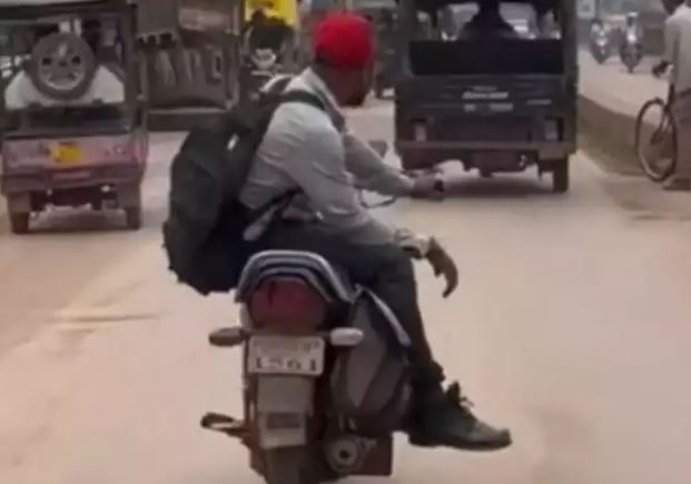 Video: बाइक पर स्टंट कर दिखा रहा था हीरोपंती, पुलिस ने ऐसे निकाल दिया सारा स्वैग