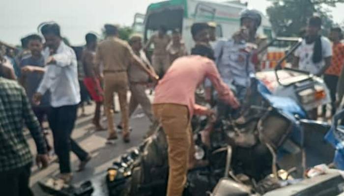 ललितपुर: ट्रक और ट्रैक्टर-ट्रॉली की जोरदार भिड़ंत में चार मजदूरों की मौत, 15 घायल