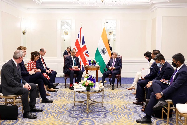 ब्रिटेन के विदेश मंत्री से मिले एस जयशंकर, देश में भारतीय समुदाय की सुरक्षा-कल्याण को लेकर जताई चिंता