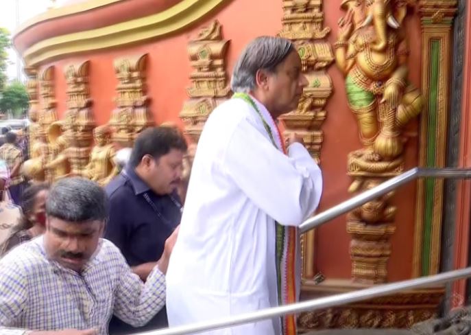 कांग्रेस अध्यक्ष पद के उम्मीदवार शशि थरूर ने तिरुवनंतपुरम के पझावंगडी गणपति मंदिर में पूजा की।