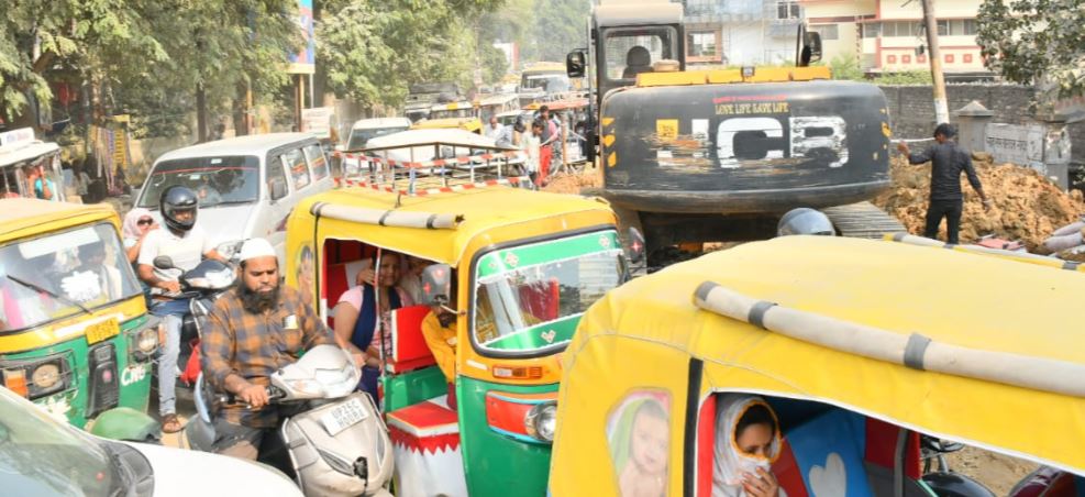बरेली: शहर में चरमराई ट्रैफिक व्यवस्था, कई जगह जाम में फंसे राहगीर