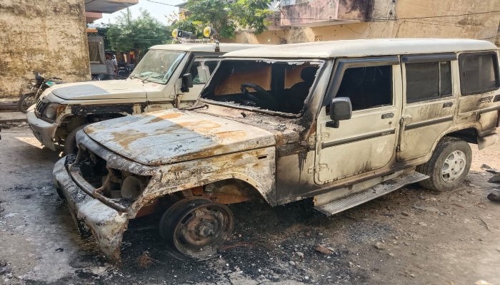 कन्नौज: अस्पताल परिसर में खड़े 4 वाहनों में लगी आग