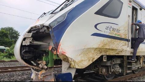 Vande Bharat Express Accident: वंदे भारत एक्सप्रेस हादसे का शिकार, फ्रंट का हिस्सा क्षतिग्रस्त