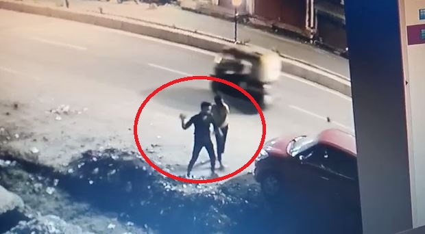 बरेली: अस्पताल के बाहर खड़ी तीमारदार की कार में तोड़फोड़, वारदात CCTV में कैद