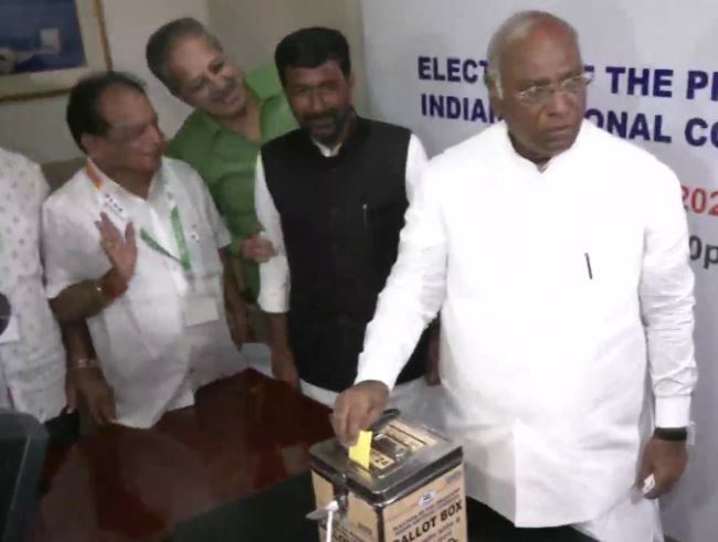 कांग्रेस के अध्यक्ष पद के चुनाव के उम्मीदवार मल्लिकार्जुन खड़गे ने बेंगलुरु में अपना वोट डाला।