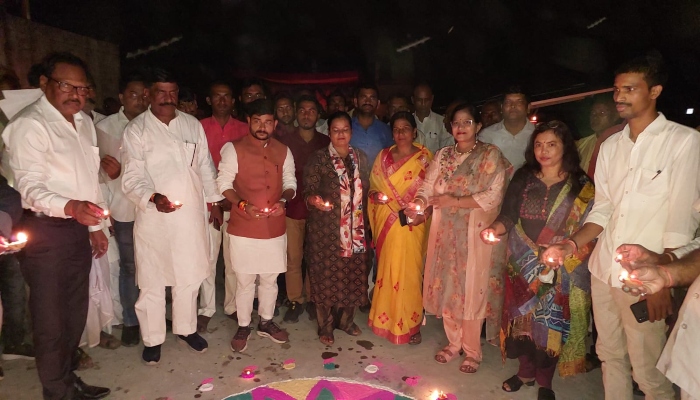 बहराइच: घर में पहुंचा पीने का पानी तो 2100 दीयों की रोशनी में कई गांवों में मनी दीवाली