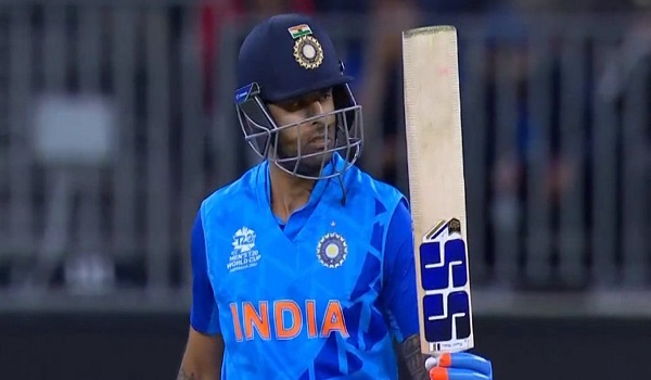 ICC T20 WC 2022  : ‘बॉलर्स के दिमाग से खेलते हैं सूर्यकुमार यादव’, पाकिस्तान के दिग्गजों ने भारतीय स्टार की तारीफ में पढ़े कसीदे