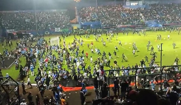 Indonesia Football Match Tragedy: मारे गए लोगों के शव घर पहुंचते ही छाया मातम