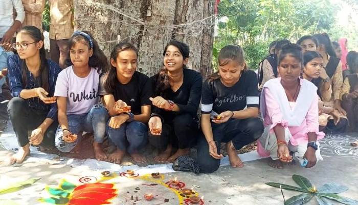 बांदा: रंगोली सजाकर छात्र-छात्राओं ने मनाया दीपोत्सव पर्व