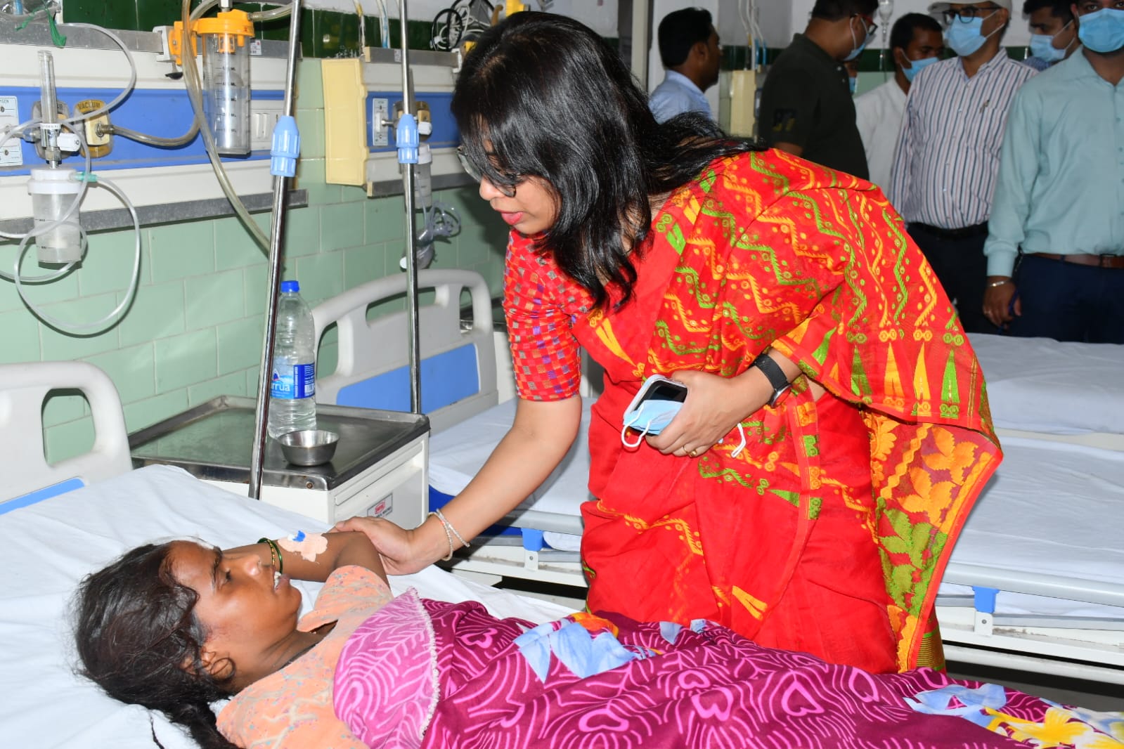 बरेली: जिला अस्पताल का औचक निरीक्षण करने पहुंचीं कमिश्नर Sanyukta Samaddar, मरीजों ने सुनाई व्यथा