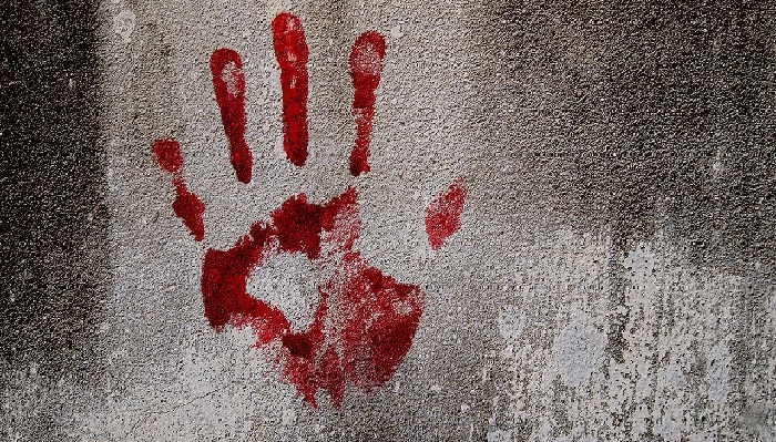 हत्या की आशंका : संदिग्ध परिस्थितियों में महिला की मिली लाश, पति फरार