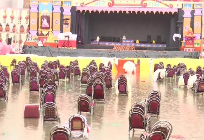 उत्तर प्रदेश: भारी बारिश के कारण लखनऊ में कई जगहों पर दशहरा कार्यक्रम बाधित हुआ। तस्वीर ऐशबाग रामलीला मैदान की हैं।