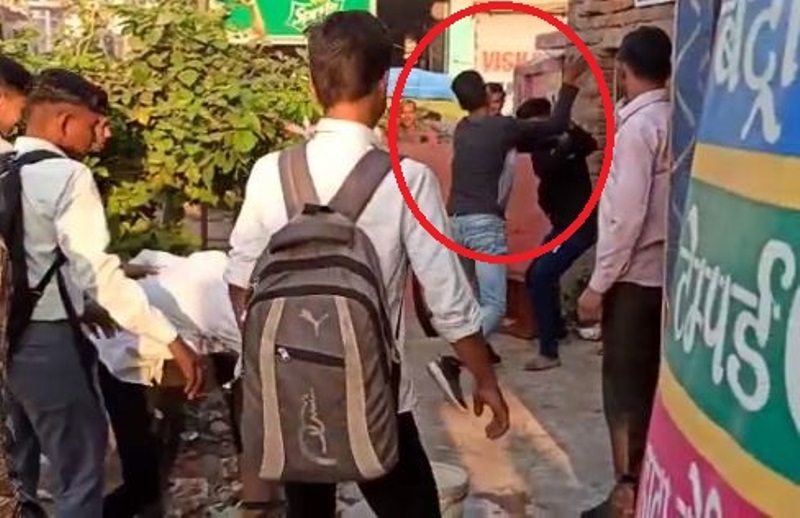 औरैया में दबंगों ने सरेराह युवक को पीटा, वीडियो हुआ वायरल 