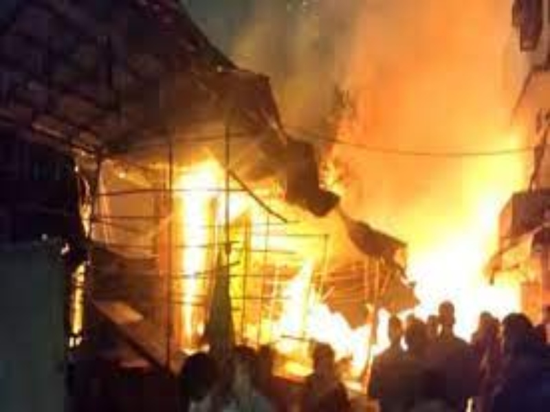 लखनऊ: फल मंडी में आग से हड़कंप, 20 दुकाने जलकर खाक