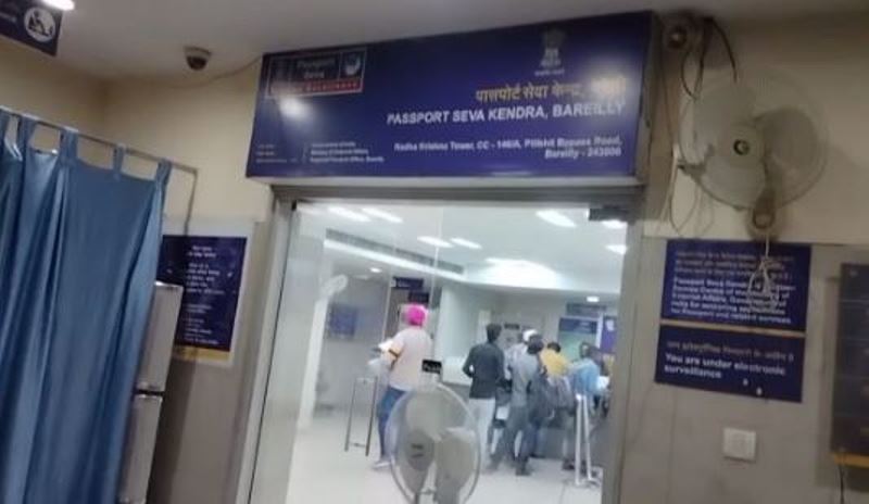 बरेली: पासपोर्ट ऑफिस का सर्वर घंटों रहा डाउन, लोगों ने किया हंगामा