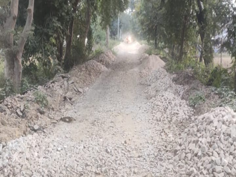 अयोध्या: प्रधानमंत्री सड़क योजना से बन रहे मार्ग पर बिछे पत्थरों से हो रही परेशानी, ग्रामीणों ने की शिकायत  