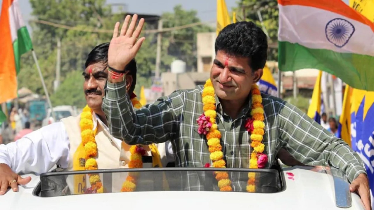 गुजरात चुनाव: AAP के CM पद के उम्मीदवार गढ़वी के सामने त्रिकोणीय मुकाबला