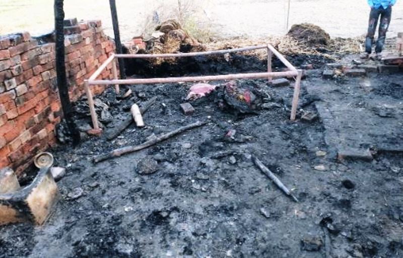 बरेली: मजदूर की झोपड़ी में रंजिशन लगाई आग, हजारों का नुकसान
