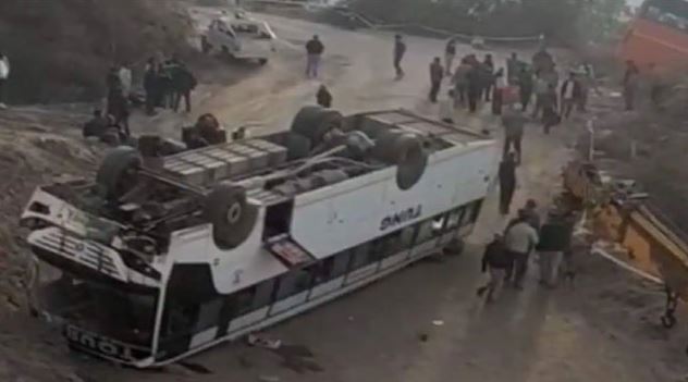 हिमाचल प्रदेश: बिलासपुर में बस के पलटने से 16 पर्यटक घायल, चालक के खिलाफ लापरवाही का मामला दर्ज 