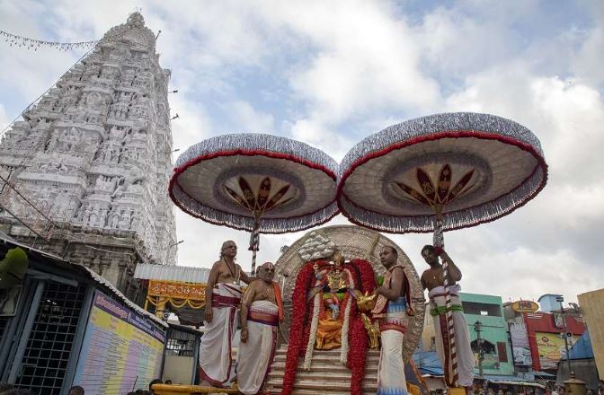 ब्रह्मोत्सवम: देवी पद्मावती ने सूर्यप्रभा वाहनम पर की आकाशीय सवारी