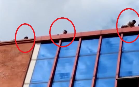 मेरठ: छत पर चढ़कर IIMT के छात्रों ने किया हंगामा, जानबूझकर बैक लगाने का लगाया आरोप