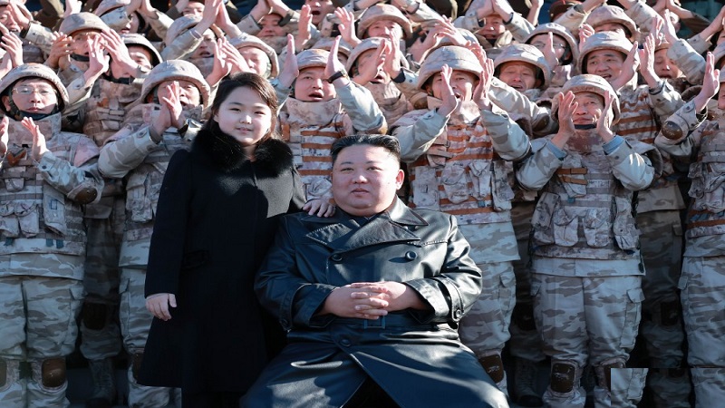 North Korea: दूसरी बार अपनी बेटी के साथ दिखे किम जोंग उन, सामने आई तस्वीरें