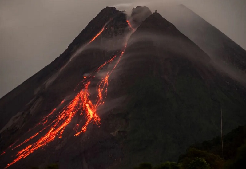 38 साल में पहली बार दुनिया के सबसे बड़े ज्वालामुखी में हुआ विस्फोट, लोगों को सतर्क रहने की दी गई चेतावनी 
