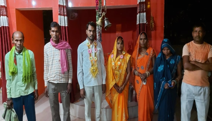 अयोध्या: पुलिस की पंचायत में प्रेम-प्रसंग रिश्ते में बदला, जोड़े ने रचाई शादी