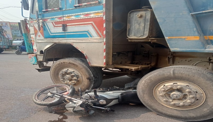 रायबरेली: ट्रक ने बाइक सवार दो युवकों को मारी टक्कर , एक की हालत गंभीर