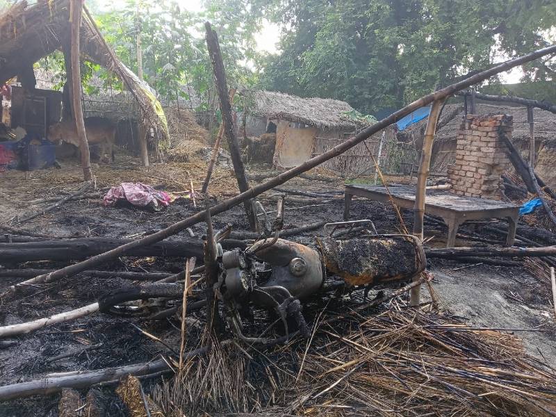 सुल्तानपुर: अज्ञात कारणों से छप्पर में लगी आग, हजारों का हुआ नुकसान