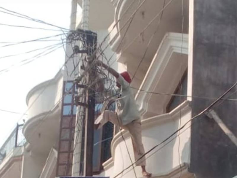 जौनपुर: कैंप लगाकर विद्युत विभाग ने वसूले ढाई लाख, सत्रह बकायेदारों के कटे कनेक्शन