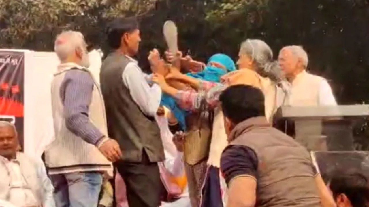 Video: श्रद्धा हत्याकांड को लेकर हिंदू एकता मंच के महापंचायत में हंगामा, महिला ने शख्स को चप्पल से पीटा
