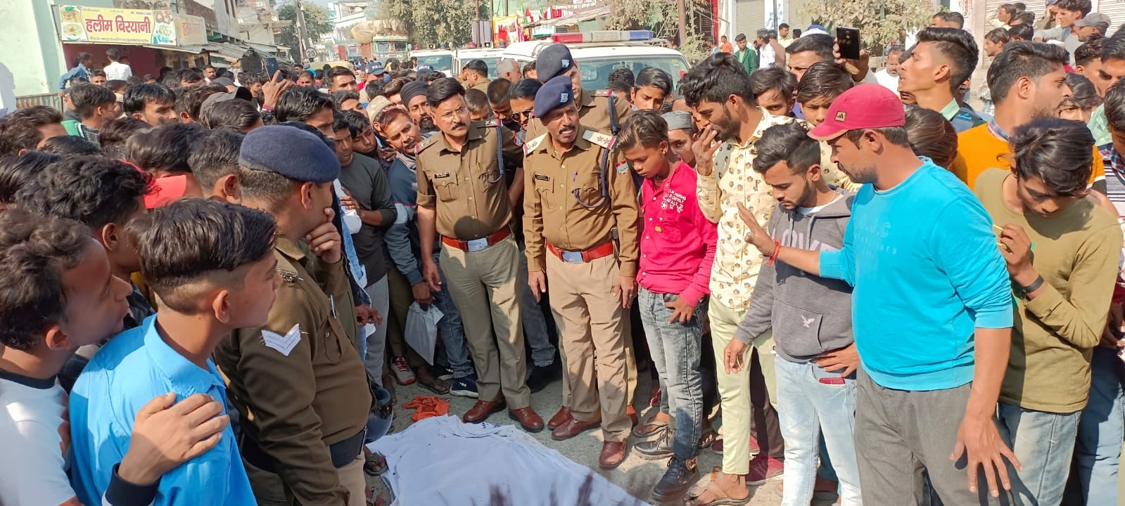 काशीपुर: डंपर की चपेट में आने से महिला की मौत, परिजनों शव रोड पर रख दिया धरना