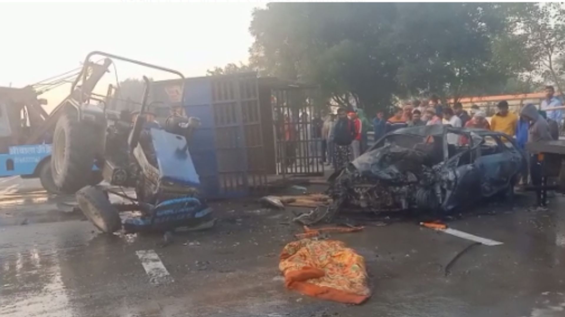 मथुरा: यमुना एक्सप्रेस वे पर भीषण सड़क हादसा, कार में जिंदा जले दिल्ली के दो युवक