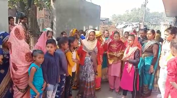 बरेली: धर्मांतरण की सूचना मिलने पर पहुंचे हिंदू संगठन, हंगामा