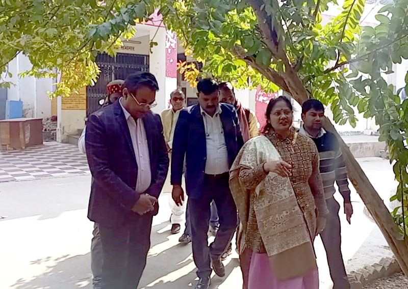 लखनऊ: ग्राम्य विकास राज्यमंत्री विजयलक्ष्मी गौतम के औचक निरीक्षण से मचा हड़कंप