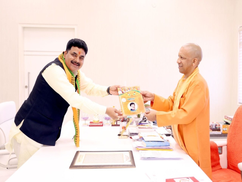 जौनपुर: मुख्यमंत्री से मिले विधायक बदलापुर, भेंट किया इत्र और दरी