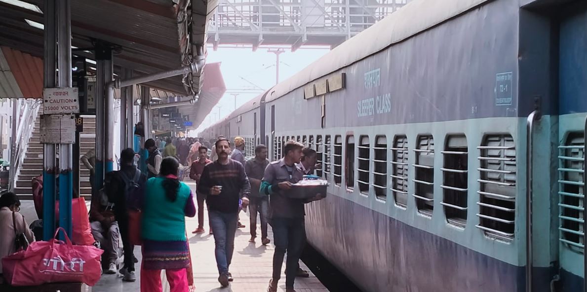 बरेली: कोहरे के कारण निरस्त ट्रेनें, यात्रियों की मुश्किलें बढ़ीं