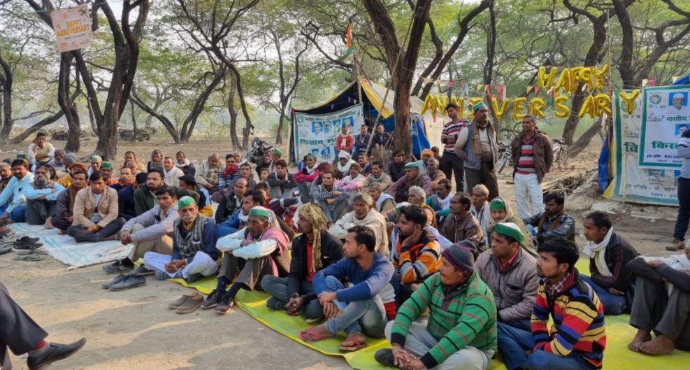 बरेली: धरना स्थल पर किसानों ने मनाया भारत के पूर्व प्रधानमंत्री चौधरी चरण सिंह का जन्मदिवस, रविवार को करेंगे भूख हड़ताल 