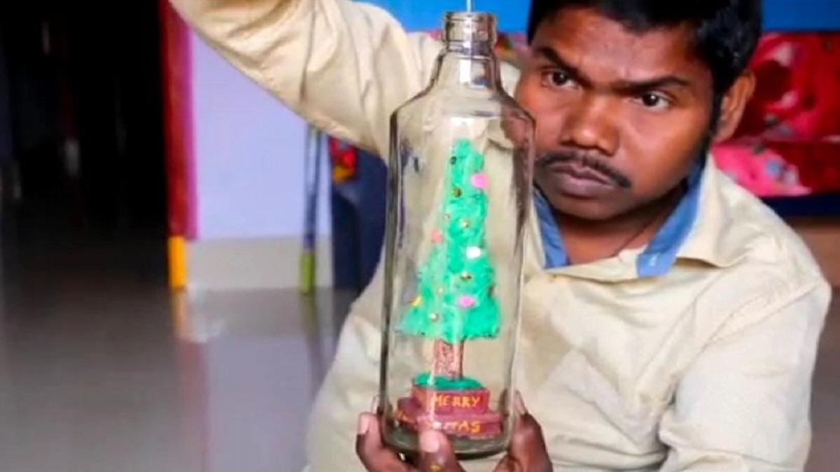 ओडिशा के कलाकार ने कांच की बोतल में ईसा मसीह की लघु प्रतिकृति बनाई, बनाने में लगे 7 दिन 