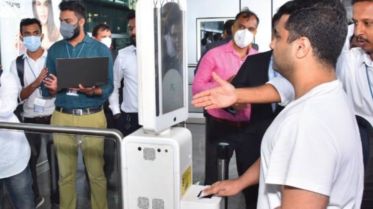 सिंधिया ने दिल्ली हवाई अड्डे पर यात्रियों के लिए कागजरहित प्रवेश की सुविधा 'डिजियात्रा' की  शुरू 