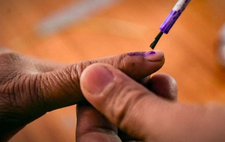 बिहार उपचुनाव: 105 वर्षीय मतदाता वोट डालने मतदान केंद्र पहुंचा 